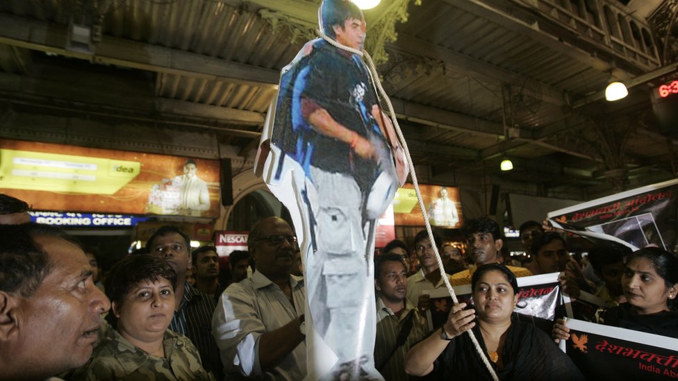 আজমল কাসবের প্রতীকি ফাঁসি দিচ্ছে মুম্বাইয়ের একটি সংগঠন আজমল কাসবের প্রতীকি ফাঁসি দিচ্ছে মুম্বাইয়ের একটি সংগঠন