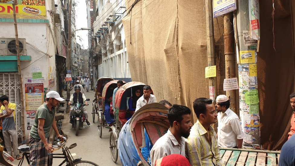 পুরানো ঢাকায় ঝুঁকির অন্যতম কারণ এখানকার সরু রাস্তা। পুরানো ঢাকায় ঝুঁকির অন্যতম কারণ এখানকার সরু রাস্তা।