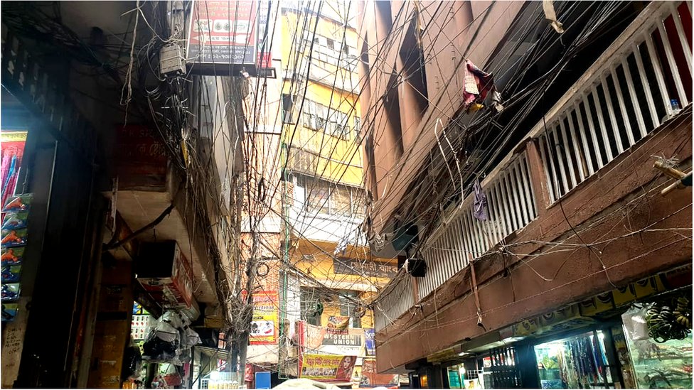 পুরানো ঢাকার যত্রতত্র ছড়িয়ে থাকা তার দুর্ঘটনার ঝুঁকি বাড়ায়। পুরানো ঢাকার যত্রতত্র ছড়িয়ে থাকা তার দুর্ঘটনার ঝুঁকি বাড়ায়।