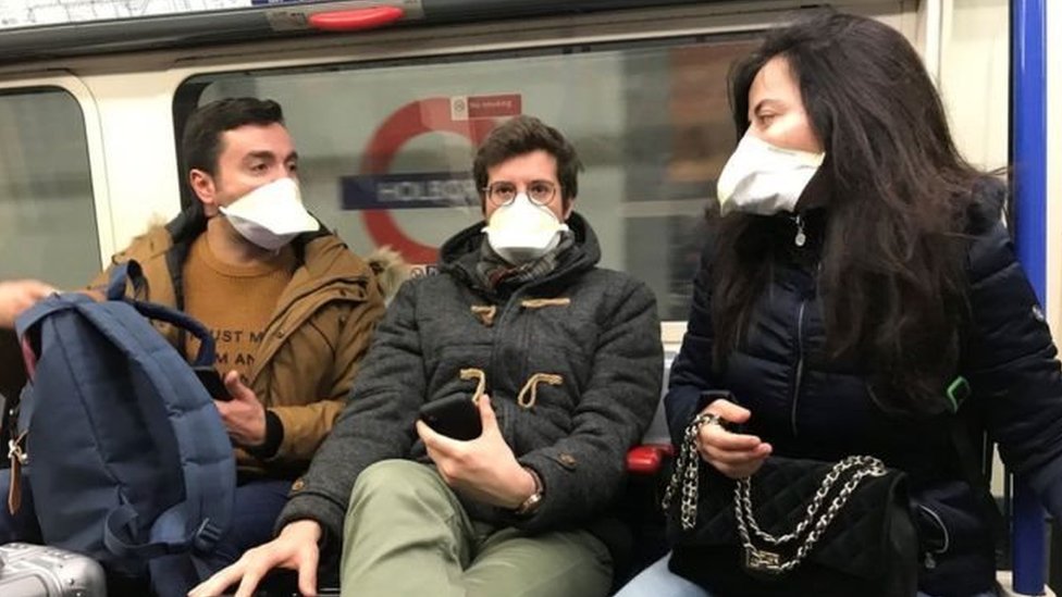 করোনাভাইরাস ঠেকাতে যুক্তরাজ্যে অনেকেই মাস্ক পরে ঘর থেকে বের হচ্ছেন।