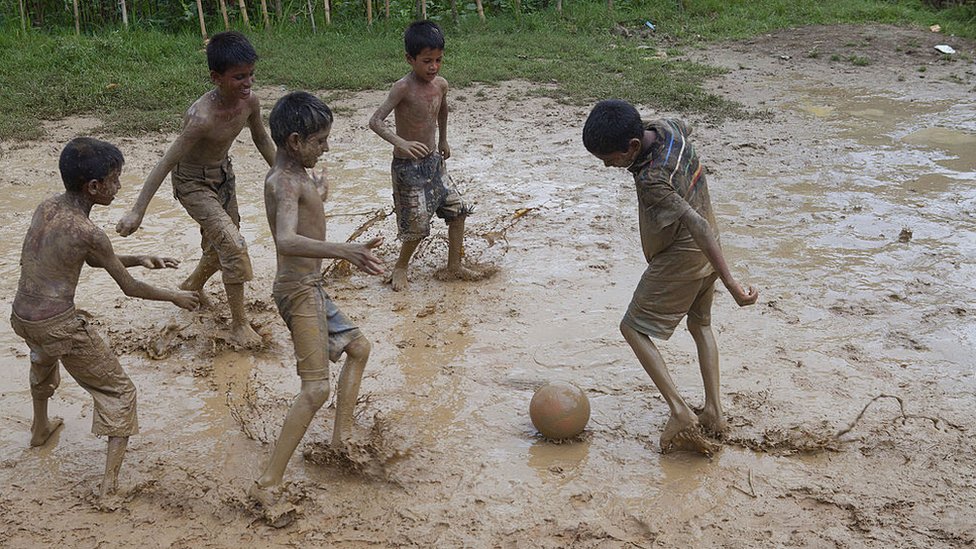 ফুটবল খেলছে শিশুরা ফুটবল খেলছে শিশুরা