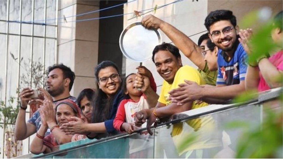 ভারতের বিভিন্ন শহরে রোববার মানুষ তাদের বারান্দায় দাঁড়িয়ে চিকিৎসাকর্মীদের সম্মানে হাততালি দিয়েছে।