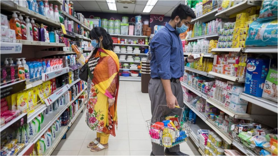 বাজারে বিভিন্ন ধরনের পণ্যসামগ্রী খালি হাতে নাড়াচাড়া করেন বহু মানুষ। কাজেই সেগুলোর মাধ্যমে জীবাণু ছড়াতে পারে। বাজারে বিভিন্ন ধরনের পণ্যসামগ্রী খালি হাতে নাড়াচাড়া করেন বহু মানুষ। কাজেই সেগুলোর মাধ্যমে জীবাণু ছড়াতে পারে।