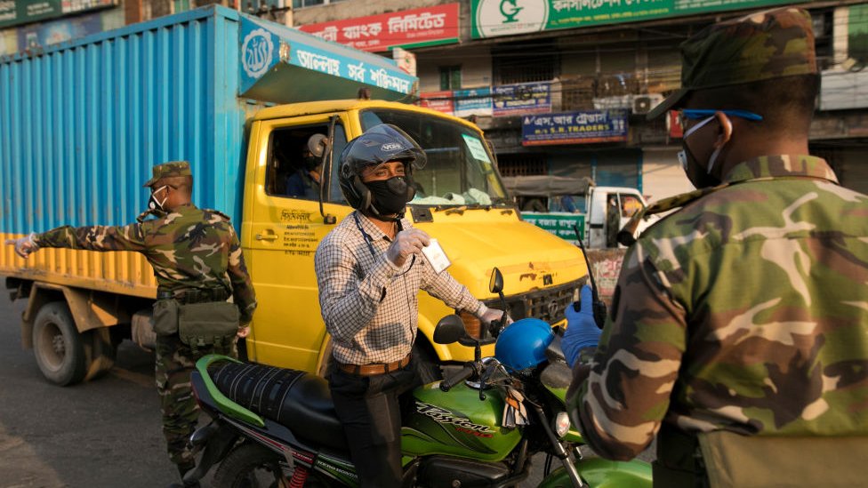 মানুষের ঘরে থাকা এবং সামাজিক দূরত্ব বজায় রাখা নিশ্চিত করতে আইন শৃঙ্খলা রক্ষাকারী বাহিনীর সাথে রাস্তায় রয়েছে সেনাবাহিনীও মানুষের ঘরে থাকা এবং সামাজিক দূরত্ব বজায় রাখা নিশ্চিত করতে আইন শৃঙ্খলা রক্ষাকারী বাহিনীর সাথে রাস্তায় রয়েছে সেনাবাহিনীও