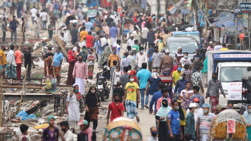 বাংলাদেশে অনেক জায়গাতেই মানুষ মানছেন না সামাজিক দূরত্ব মেনে চলার বিষয়টি