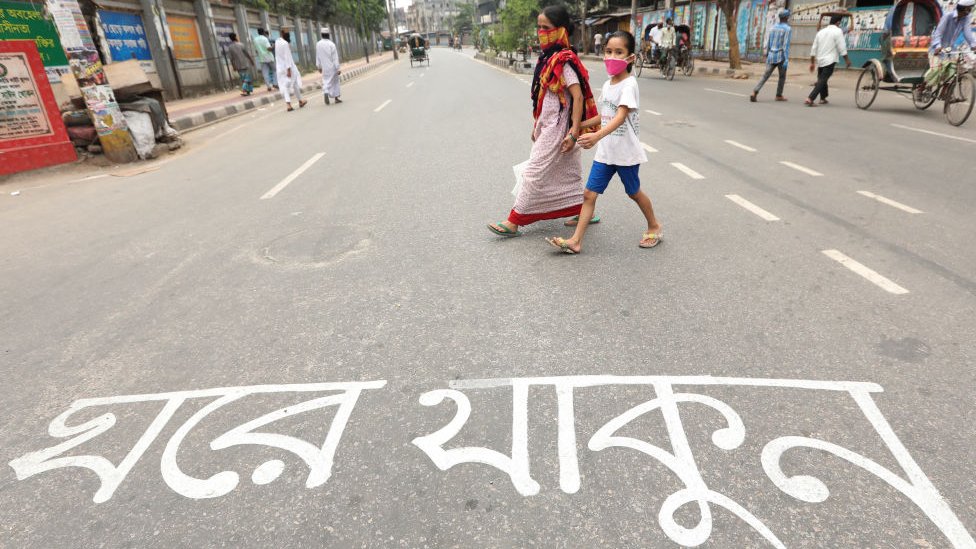 করোনাভাইরাস সংক্রমণ ঠেকাতে বাংলাদেশে চলমান সাধারণ ছুটি ৫ই মে পর্যন্ত বাড়িয়ে আনুষ্ঠানিক বিজ্ঞপ্তি প্রকাশ করেছে জনপ্রশাসন মন্ত্রণালয়। তবে অভ্যন্তরীনভাবে সাধারণ ছুটি বাড়ালেও খুলে দেয়া হচ্ছে স্থলবন্দরগুলো।