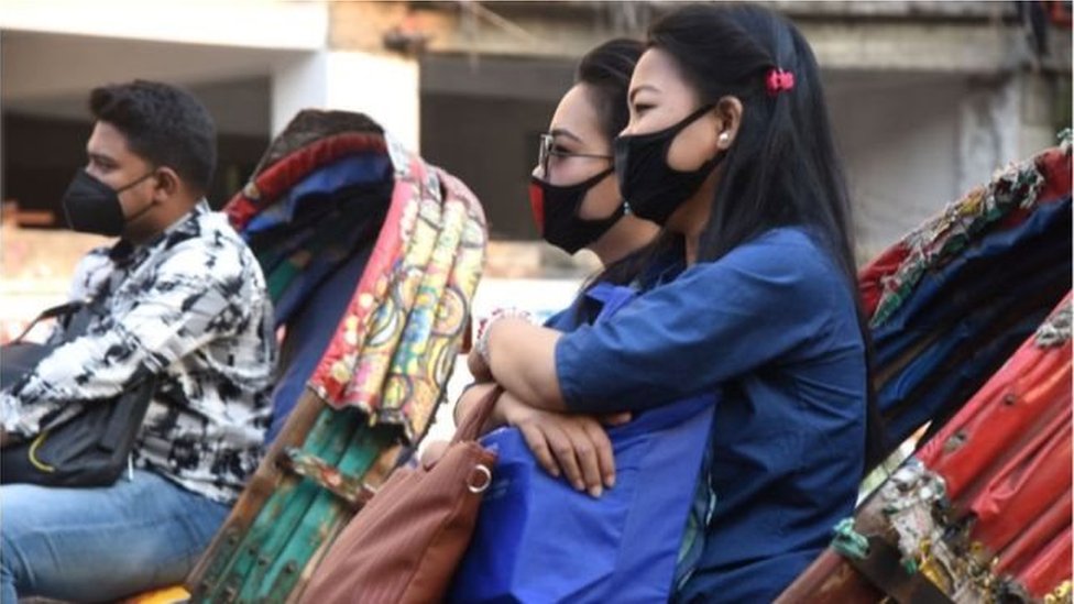 মাস্ক দিয়ে মুখ ঢেকে চলাচল ।