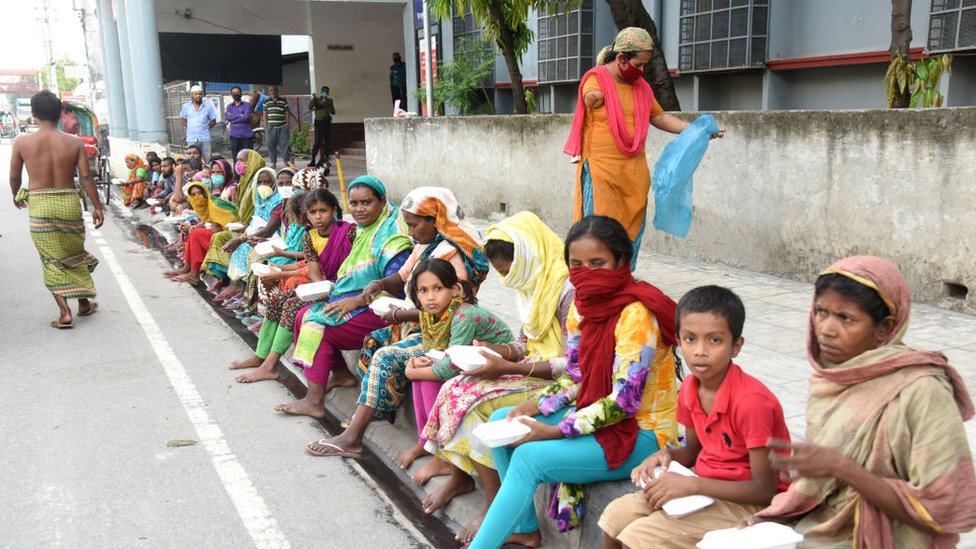 কর্মহীন হয়ে পড়া মানুষদের মধ্যে খাদ্য বিতরণ চলছে