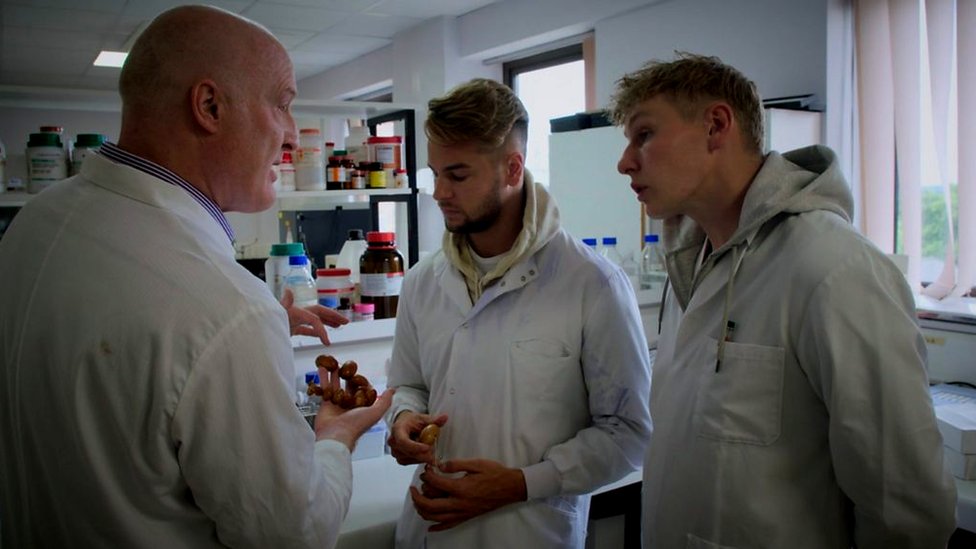 ডাক্তারের সাথে কথা বলছেন ক্রিস আর বেন হিউজ ডাক্তারের সাথে কথা বলছেন ক্রিস আর বেন হিউজ