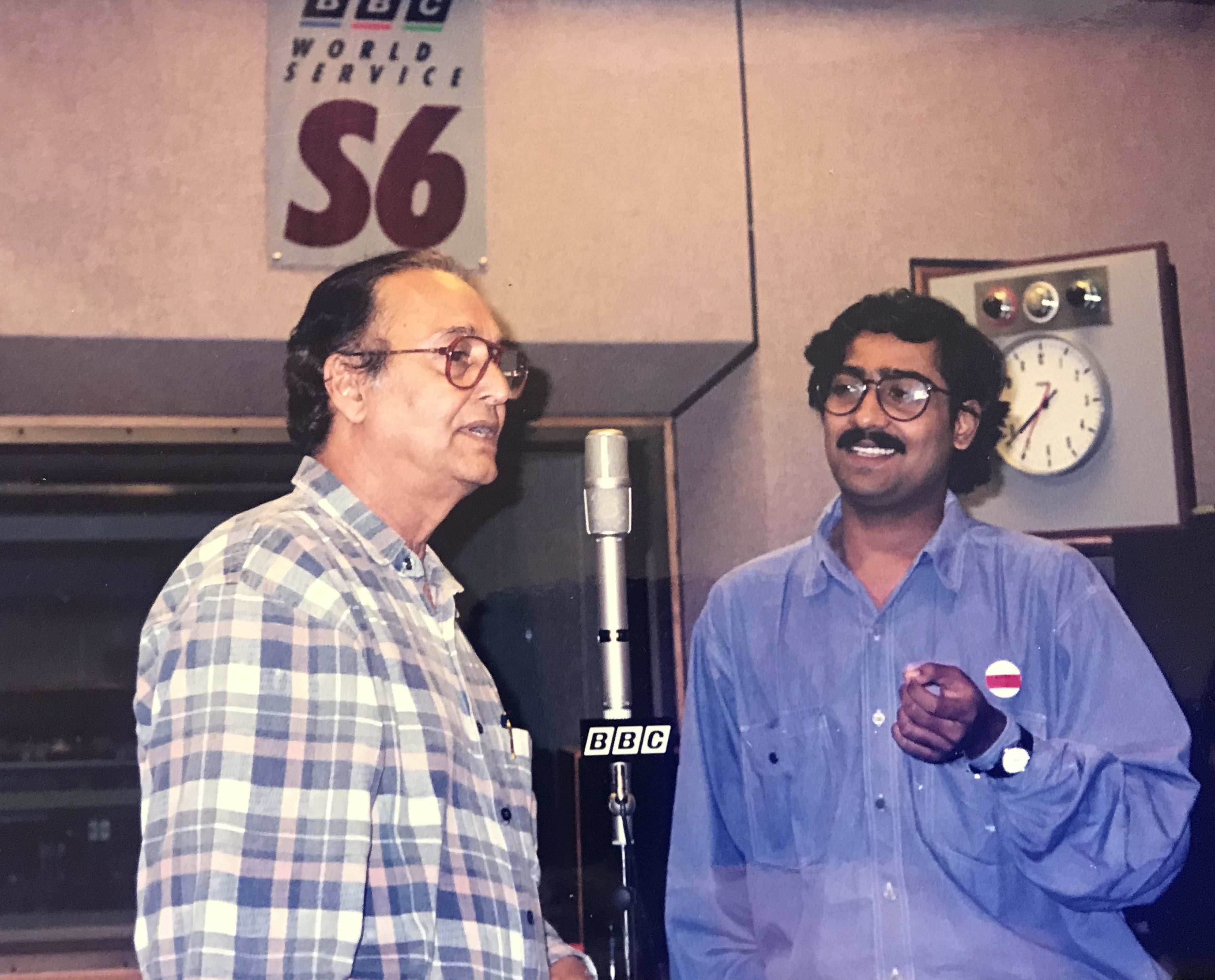 বিবিসি ওয়ার্ল্ড সার্ভিস স্টুডিওতে সৌমিত্র চট্টোপাধ্যায় রেকর্ড করেছেন তার বিখ্যাত গোয়েন্দা নাটক টিকটিকি। সাথে অভিনেতা কৌশিক সেন।