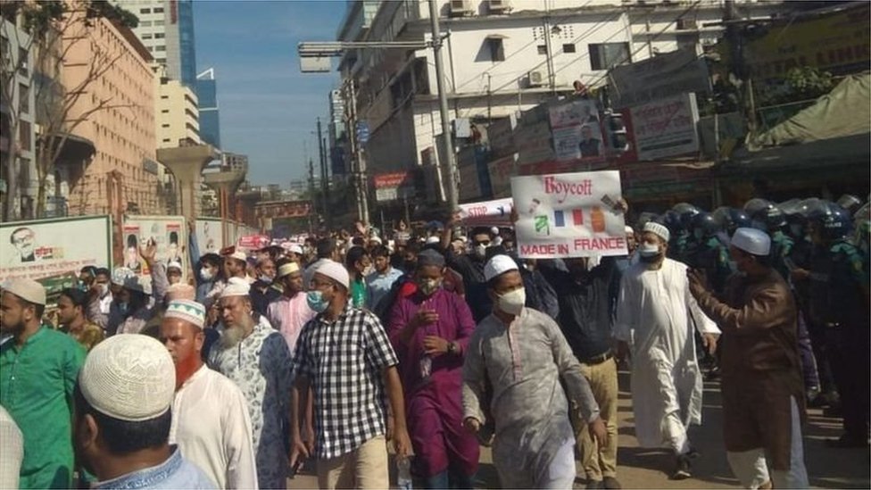 সমপ্রতি ঢাকায় ইসলামপন্থী দলগুলোর বিক্ষোভ থেকে ফ্রান্সের সাথে কূটনৈতিক ছিন্ন করার দাবি জানানো হয়েছিল। সমপ্রতি ঢাকায় ইসলামপন্থী দলগুলোর বিক্ষোভ থেকে ফ্রান্সের সাথে কূটনৈতিক ছিন্ন করার দাবি জানানো হয়েছিল।