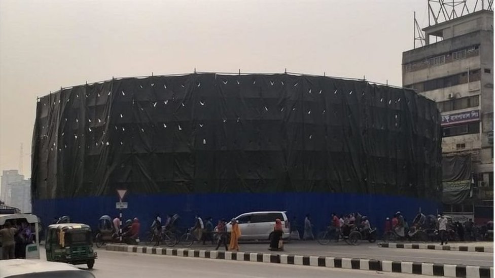 রাজধানী ঢাকার ধোলাইপাড় এলাকায় ভাস্কর্যটি স্থাপনের কাজ শেষের পথে