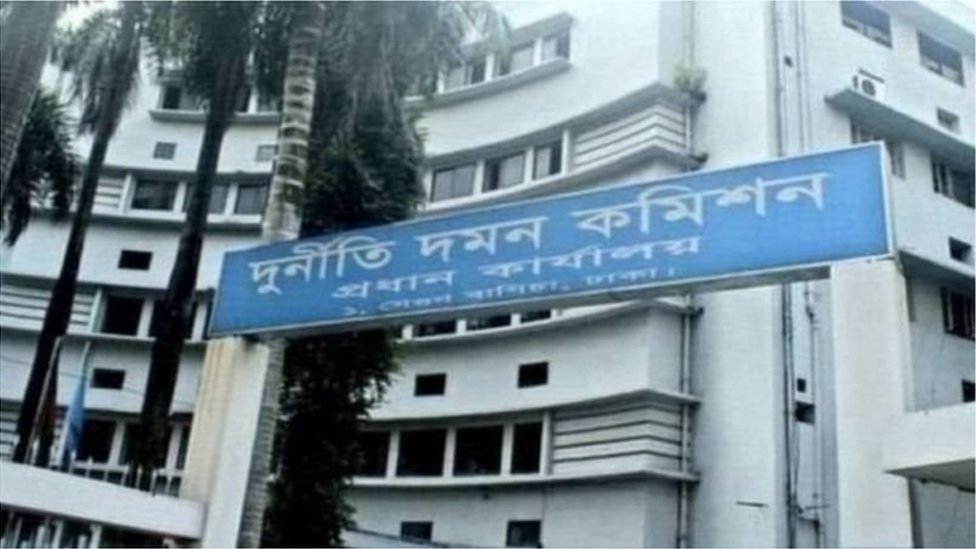 বিদেশে পালানো পি কে হালদারকে ধরতে ইন্টারপোলের সাহায্য নেয়া হচ্ছে।