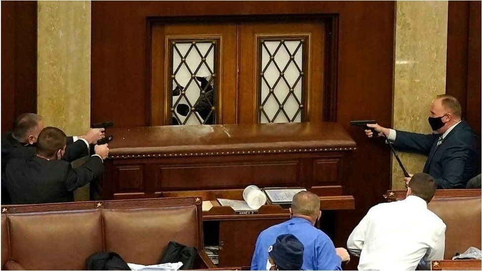 চেম্বারের ভেতরে পুলিশ আর বিক্ষোভকারীরা মুখোমুখি