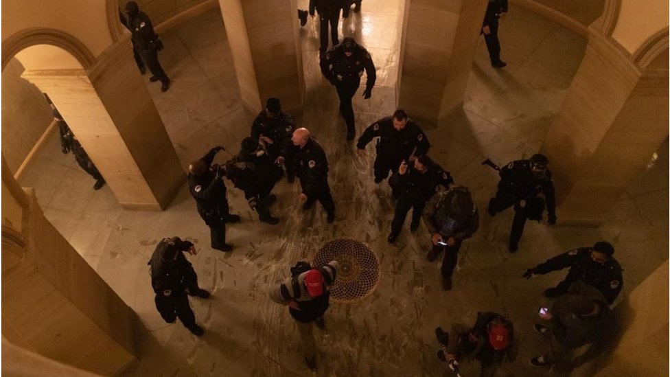 ক্যাপিটল ভবনের ভেতরে বিক্ষোভকারীরা।