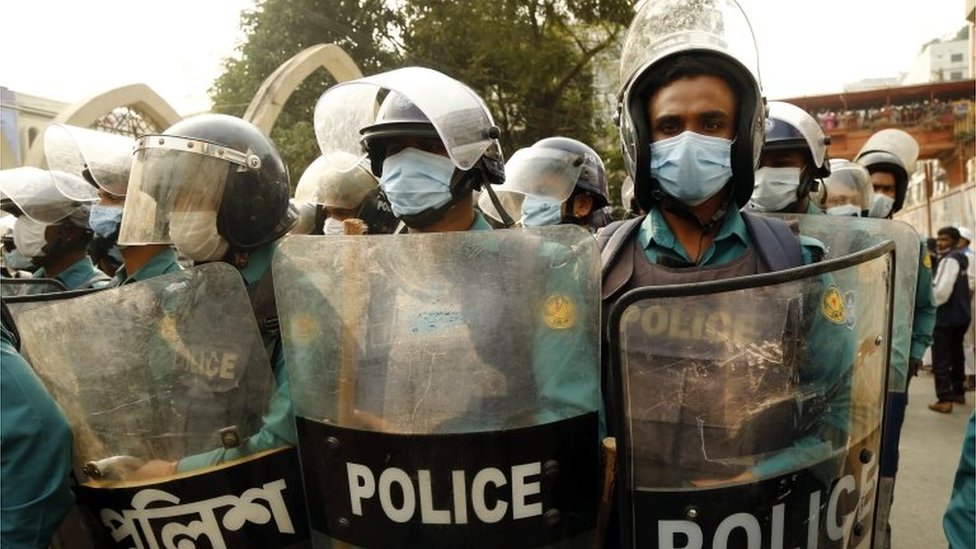 ঢাকা জাতীয় মসজিদের বাইরে পুলিশ প্রহরা, ০৪/১২/২০২০ ঢাকা জাতীয় মসজিদের বাইরে পুলিশ প্রহরা, ০৪/১২/২০২০