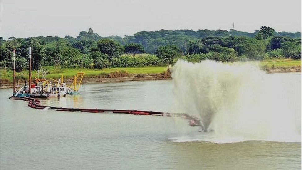 বাংলাদেশে নদীর ড্রেজিং বাড়ছে ব্যাপকভাবে বাংলাদেশে নদীর ড্রেজিং বাড়ছে ব্যাপকভাবে
