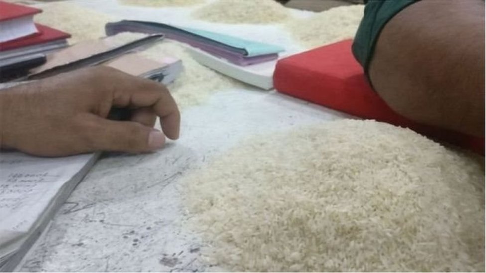 আমদানির তৎপরতায় চালের উধ্বমুখী বাজার স্থির হয়েছে বলে সরকার বলছে। আমদানির তৎপরতায় চালের উধ্বমুখী বাজার স্থির হয়েছে বলে সরকার বলছে।