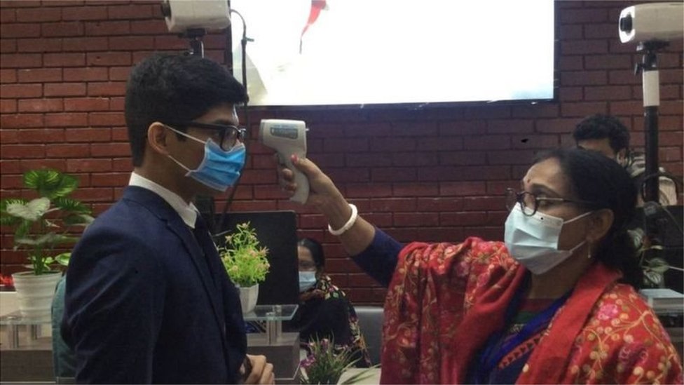 বিদেশ থেকে আসা যাত্রীদের তাপমাত্রা পরীক্ষা করে দেখা হচ্ছে (ফাইল ফটো)