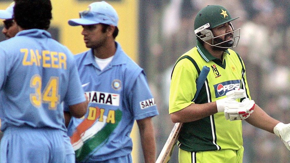 আউট হয়ে প্যাভিলিয়নে ফিরছেন ইনজামাম উল হক আউট হয়ে প্যাভিলিয়নে ফিরছেন ইনজামাম উল হক