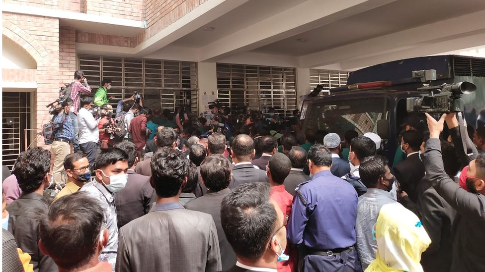 আদালতে ভিড়