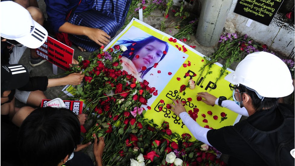 গত ৯ ফেব্রুয়ারি রাজধানী নেপিডোতে এক বিক্ষোভে মিয়া থয়ে থয়ে খাইং নামে এক নারী মাথায় গুলিবিদ্ধ হয়ে পরে মারা যান। গত ৯ ফেব্রুয়ারি রাজধানী নেপিডোতে এক বিক্ষোভে মিয়া থয়ে থয়ে খাইং নামে এক নারী মাথায় গুলিবিদ্ধ হয়ে পরে মারা যান।