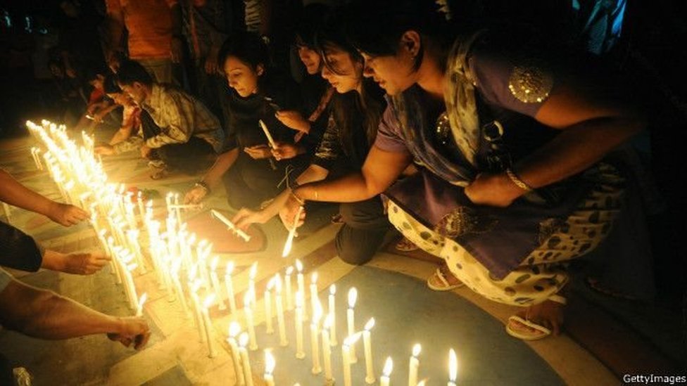 মোমবাতি জ্বালিয়ে নিহতদের স্মরণ করা হচ্ছে। ২০০৯ সালের দৃশ্য মোমবাতি জ্বালিয়ে নিহতদের স্মরণ করা হচ্ছে। ২০০৯ সালের দৃশ্য