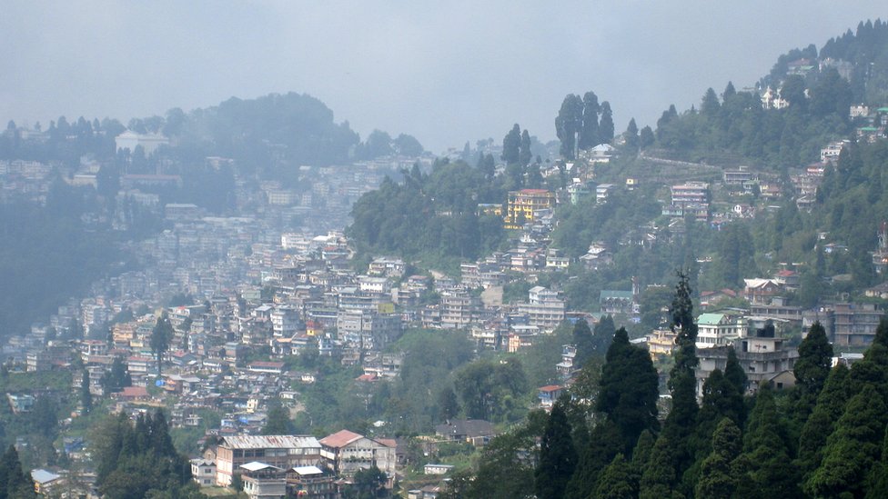 দার্জিলিংকে বলা হয় পাহাড়ের রানি।