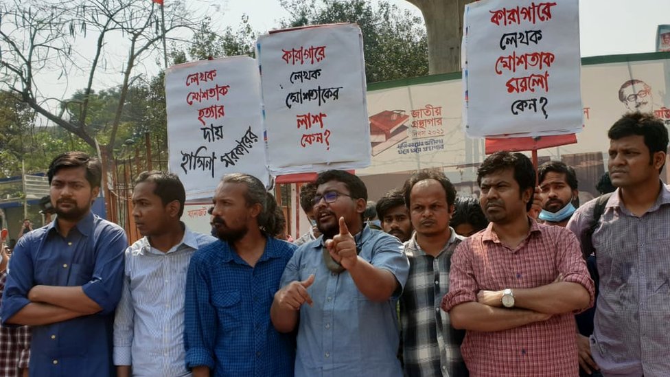 শাহবাগ মোড়ে ছাত্র সংগঠনগুলোর বিক্ষোভ সমাবেশ। শাহবাগ মোড়ে ছাত্র সংগঠনগুলোর বিক্ষোভ সমাবেশ।
