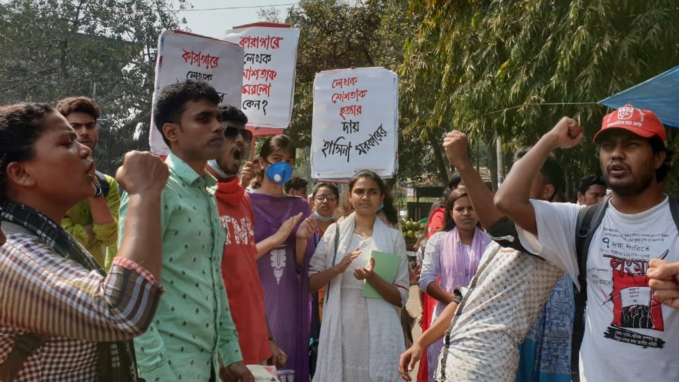 ডিজিটাল সিকিউরিটি আইন বাতিলের দাবিতে স্লোগান দেন বিক্ষোভকারীরা। ডিজিটাল সিকিউরিটি আইন বাতিলের দাবিতে স্লোগান দেন বিক্ষোভকারীরা।