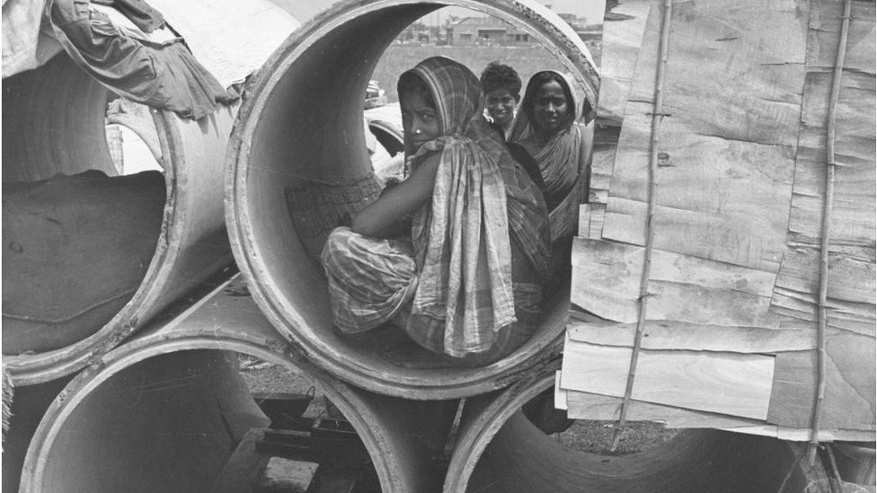 পাইপের ভেতরে জীবন।