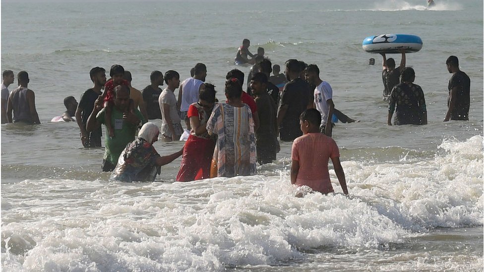 পর্যটন কেন্দ্রগুলোয় অসংখ্য মানুষের ভিড়