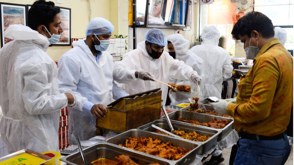 ঢাকার একটি রেস্টুরেন্টে খাবার বিক্রি হচ্ছে