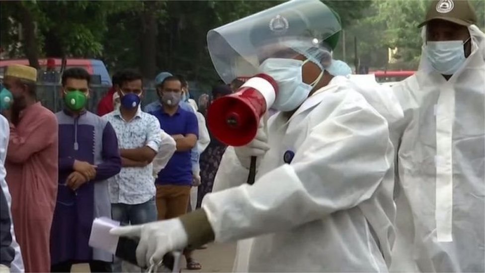 সংক্রমণ বাড়ার পেছনে মানুষের অসচেতনতাকে দায়ী করছেন বিশেষজ্ঞরা।