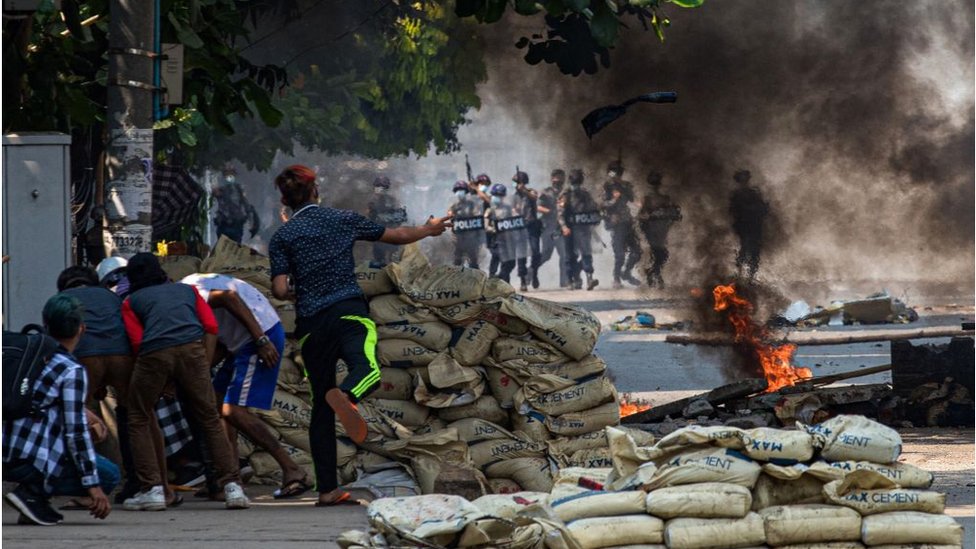 ইয়াঙ্গনে সেনা অভ্যুত্থানের বিরুদ্ধে বিক্ষোভ।