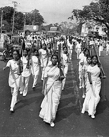 ডামি রাইফেল হাতে মার্চ ডামি রাইফেল হাতে মার্চ