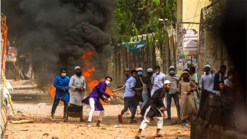 শুক্রবার জুমার নামাজের পর বিক্ষোভ করে হেফাজতে ইসলামের সমর্থকরা