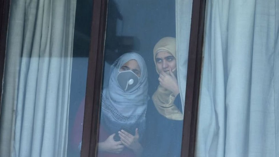 বাংলাদেশে করোনাভাইরাসের সংক্রমণ রোধ করতে এক সপ্তাহের জন্য লকডাউন ঘোষণা করেছে বাংলাদেশের সরকার।