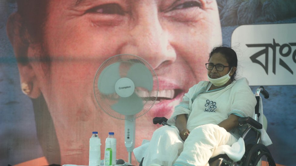 পশ্চিমবঙ্গে একটি নির্বাচনী জনসভায় মমতা ব্যানার্জি পশ্চিমবঙ্গে একটি নির্বাচনী জনসভায় মমতা ব্যানার্জি