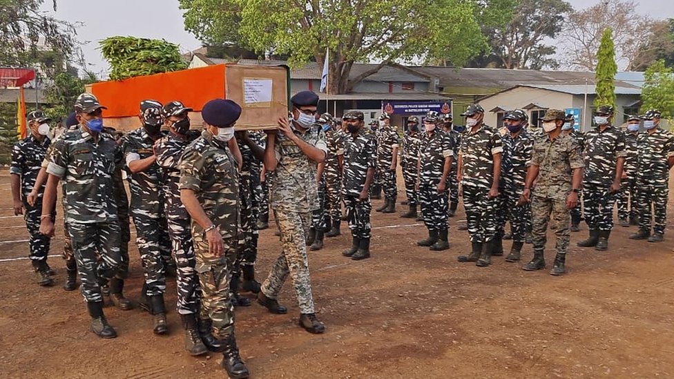 শনিবারের হামলায় নিহত এক জওয়ানের কফিন বহন করছেন তার বাহিনীর সহকর্মীরা শনিবারের হামলায় নিহত এক জওয়ানের কফিন বহন করছেন তার বাহিনীর সহকর্মীরা
