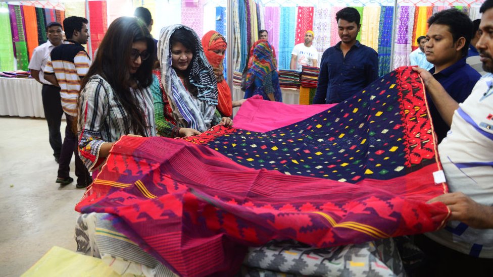 ঢাকাই জামদনি এখনো মহিলাদের প্রিয় ঢাকাই জামদনি এখনো মহিলাদের প্রিয়