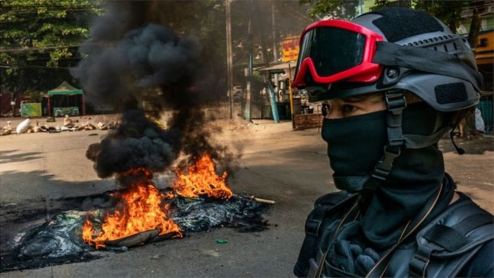 ইয়াঙ্গনের রাস্তায় টায়ার জ্বালিয়ে বিক্ষোভ গণতন্ত্রপন্থীদের ইয়াঙ্গনের রাস্তায় টায়ার জ্বালিয়ে বিক্ষোভ গণতন্ত্রপন্থীদের