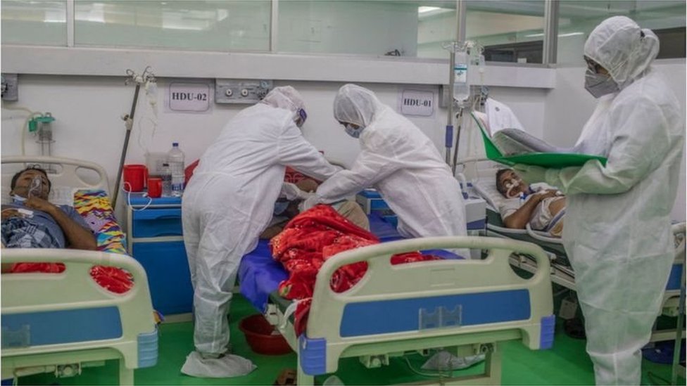 এবার হাসপাতালগুলোতে করোনাভাইরাসের গুরুতর রোগী এবং মৃত্যুর সংখ্যাও অনেক বেশি। এবার হাসপাতালগুলোতে করোনাভাইরাসের গুরুতর রোগী এবং মৃত্যুর সংখ্যাও অনেক বেশি।
