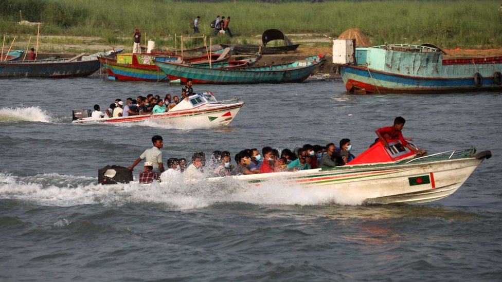 ঝুঁকি থাকা সত্ত্বেও দ্রুত যাতায়াতের জন্য অনেকে এসব যান ব্যবহার করেন।