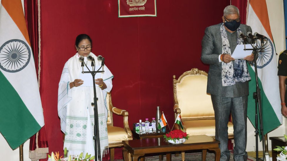 তৃতীয়বারের মতো পশ্চিমবঙ্গের মুখ্যমন্ত্রীর শপথ নিচ্ছেন মমতা ব্যানার্জী। তৃতীয়বারের মতো পশ্চিমবঙ্গের মুখ্যমন্ত্রীর শপথ নিচ্ছেন মমতা ব্যানার্জী।