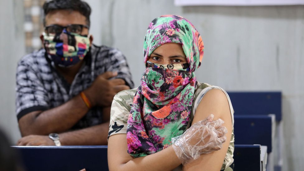 কোভিশিল্ড টিকা নিয়ে অপেক্ষমান এক নারী কোভিশিল্ড টিকা নিয়ে অপেক্ষমান এক নারী