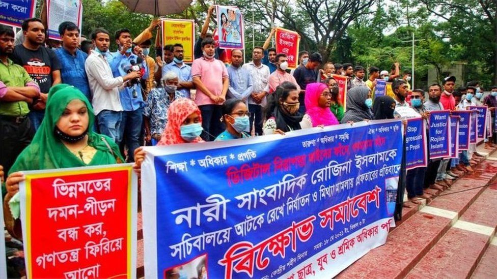 রোজিনা ইসলামের বিরুদ্ধে শত বছরের পুরোনো আইনে মামলা দেয়ার ঘটনার বিরুদ্ধে সাংবাদিকরা প্রতিবাদ কর্মসূচি অব্যাহত রেখেছেন।