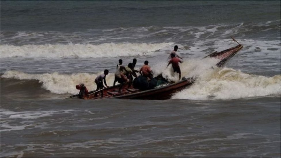 ঘূর্ণিঝড়ের প্রভাবে সাগর উত্তাল রয়েছে। ঘূর্ণিঝড়ের প্রভাবে সাগর উত্তাল রয়েছে।