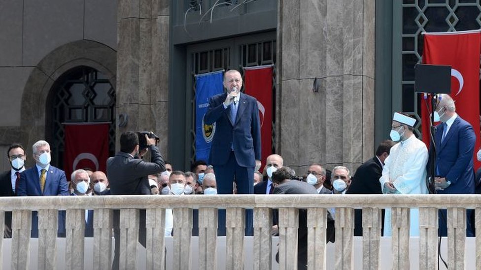 শুক্রবার জুমার নামাজের পর মসজিদটি উদ্বোধন করেন মিস্টার এরদোয়ান শুক্রবার জুমার নামাজের পর মসজিদটি উদ্বোধন করেন মিস্টার এরদোয়ান