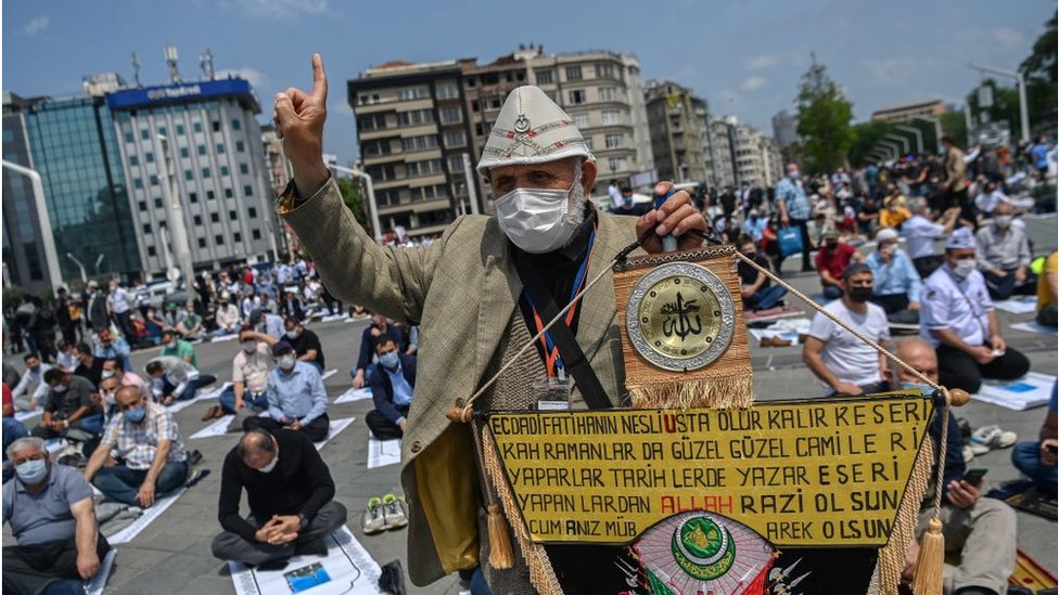 মসজিদের বাইরের চত্বরে নামাজ পড়েছেন বিপুল সংখ্যক মানুষ মসজিদের বাইরের চত্বরে নামাজ পড়েছেন বিপুল সংখ্যক মানুষ